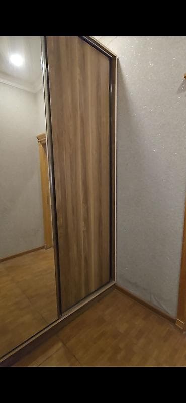 hamam dolabi: Sürgülü qapılı dolab – təbii ağac naxışlı, isti qəhvəyi tonlarda — 2