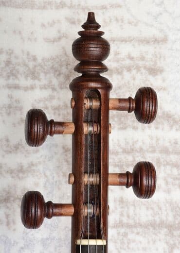 Saz: Kamança xalq çalğı aləti. Çox dəyərlidir. Üstündə çexol, əlavə simlər — 4