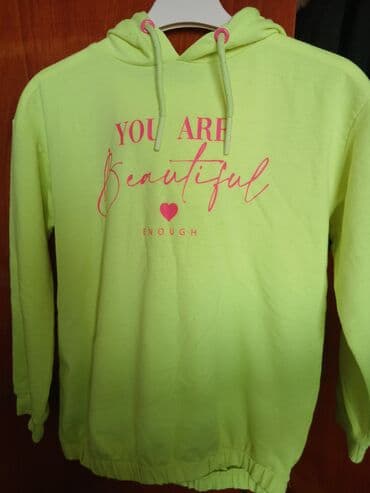 qadın saroçkaları: Neon sarı rəngdə kapüşonlu svitşört. Ön hissədə çəhrayı yazı və ürək — 1