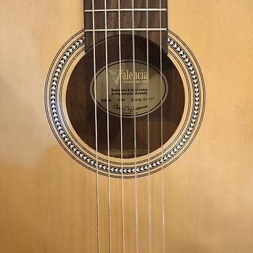 sitki: Klassik gitara Valencia VA434 Simlərin sayı: 6 Üst:Sitka Spruce Qol — 3
