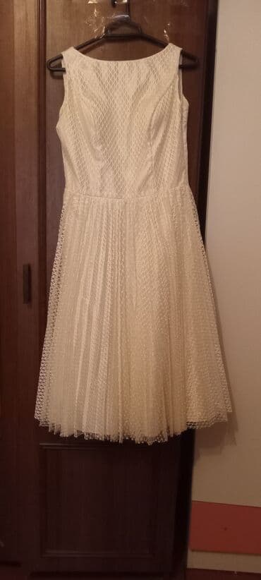 ağ don modelləri: Ağ rəngli qadın paltarı - Model: A-kəsimli, beldən açılan, 50–60-cı — 2