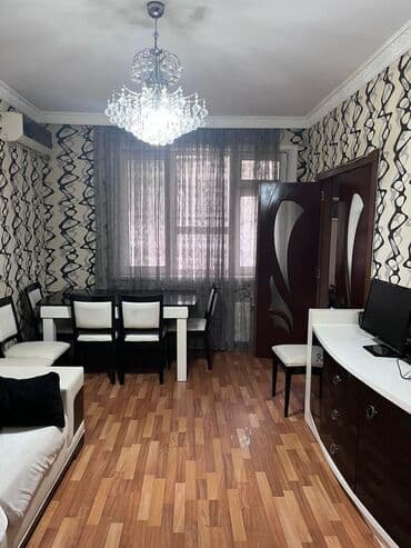 piano şəkilləri: Satılır: Qonaq otağı mebel dəsti Tərkib: - Ağ-qara rəng çalarlarında — 2