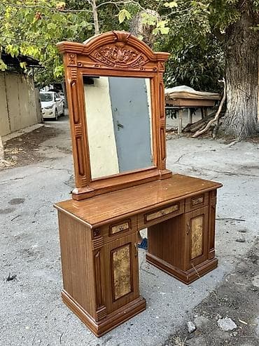 güzgülü kamotlar: Klassik üslubda taxtadan hazırlanmış güzgülü makiyaj/komod masası - — 2