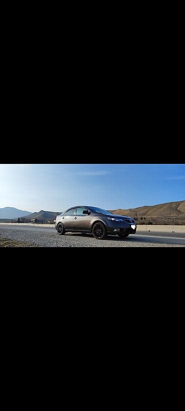 Kia Cerato sedan - Korpus: 4 qapılı sedan, tünd yaş asvat rəng