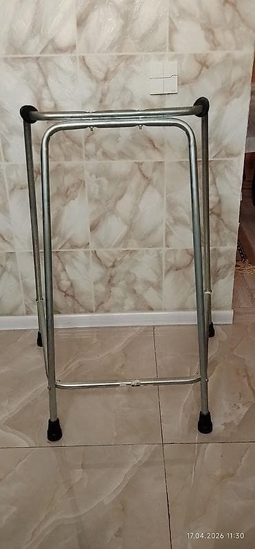 Gəzinti çərçivəsi (yürüteç) - Material: möhkəm metal boru