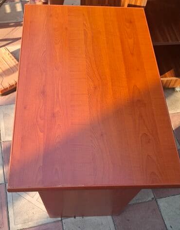 divar sticker: Şüşə kölgəli, şirli metal əsaslı, dekorativ qızılı detallı bir divar — 7