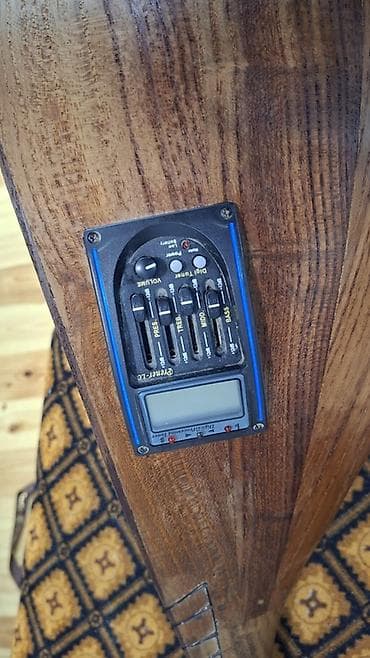 Fleytalar: Elektro saz — akustik-elektrik xalq aləti İdeal vəziyyətdədir . Çox az — 5