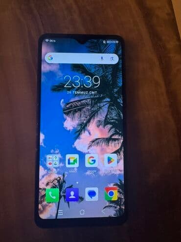 arxa goruntu: Blackview markalı qara rəngli smartfon, arxa hissəsində üç kamera və — 2