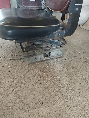 belarus t80: Traktor oturacağı - Mexaniki asqılı baza: yaylı/sallanan konstruksiya — 2