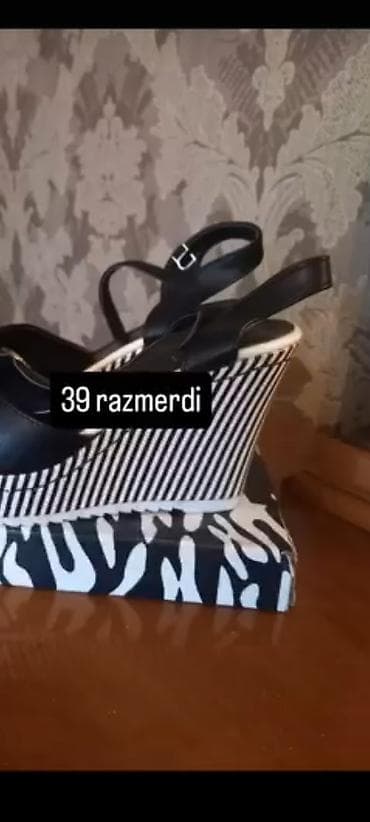 Basanoşka və səndəllər: Qadın sandaleti – platforma dabanlı - Ölçü: 39 (şəkildə qeyd olunub) — 1