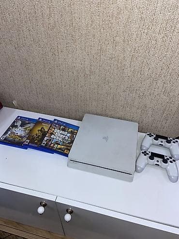 PS4 (Sony Playstation 4): PlayStation 4 Slim 2 original pult ve 3 oyun verilecek ustunde Tecili — 1