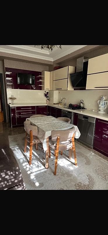 Ev üçün mebel: Mətbəx mebeli dəsti – L formalı, bənövşəyi-bordo və krem rəng — 1