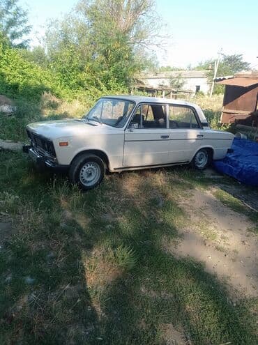 ваза напольная стеклянная высокая без узора: Model: VAZ 2106 sedan Xüsusiyyətlər: - Rəng: ağ, 4 qapı - Mexaniki — 9