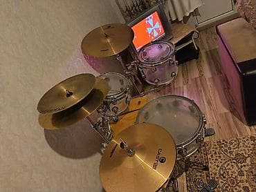 Fleytalar: Akustik zərb alətləri dəsti – akril tomlarla Tərkib: - Bass drum — 3