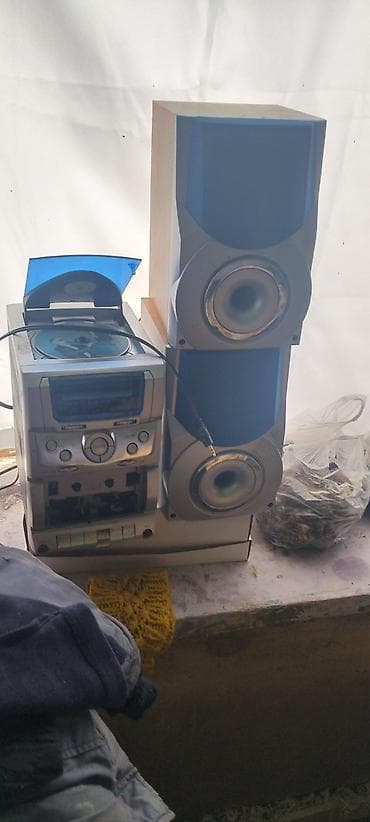 musiqi merkezi satilir: Kompakt musiqi mərkəzi – CD oxuducu və 2 ədəd akustik kolonka — 1