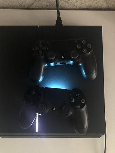 video capture: PlayStation 4 (PS4) oyun konsolu - Model: PS4 (orijinal şassi), ön — 2