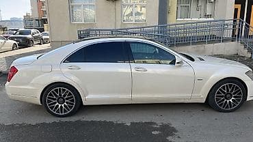 mercedes alan adam: Mercedes-Benz S-Class sedan (W221) – ağ rəng, 4 qapılı, arxa ötürücülü — 3