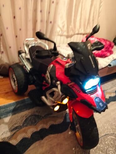 Uşaq geyimi və ayaqqabıları: Uşaq üçün elektrikli üçtəkərli motosiklet - Rəng: qırmızı-qara, idman — 1