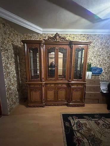 Klassik üslubda, oyma dekorlu vitrin-bufet dəsti. - Material: massiv