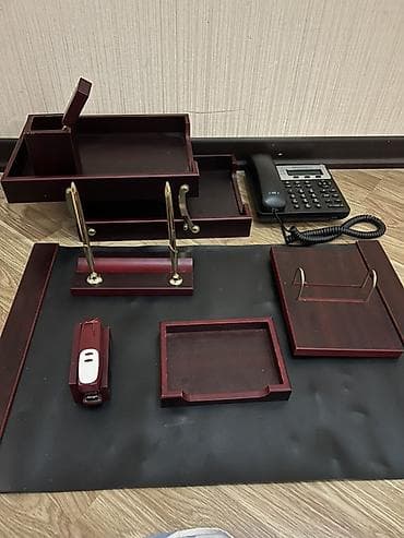 islenmis taxta dikt: Masa üçün premium ağacdan hazırlanmış ofis dəstı Tərkib: - Böyük yazı — 2