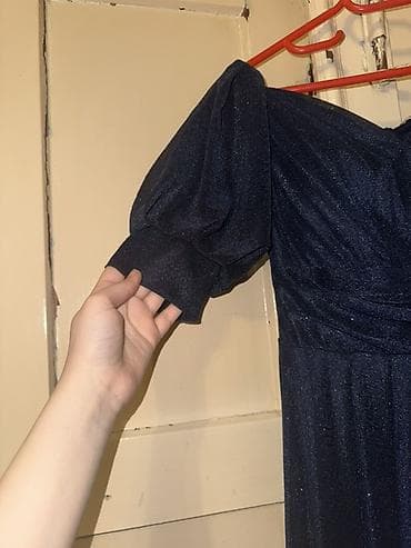 toy dekoru: Qaranlıq lacivərti rəngdə, parıltılı fakturalı ziyafət/libas. -Ölçü — 3