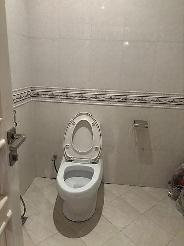 unitaz üstü: Unitaz iki ədətdi ayrılıqda hərəsi 50azn. Çox təcili satılır. ünvan — 1