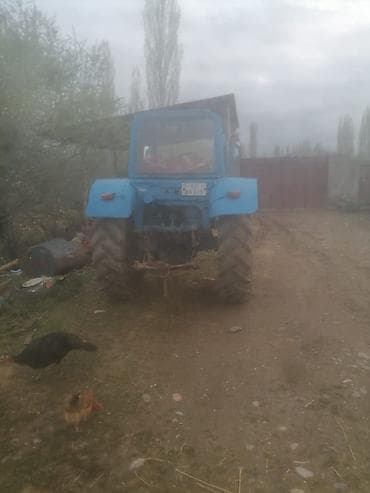 Mavi rəngli təkərli traktor - 4x2 konfiqurasiyalı, geniş arxa