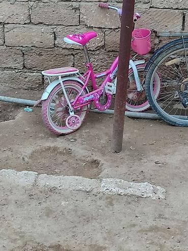 велосипед 12 дюймов: Uşaq velosipedi – qız üçün, çəhrayı rəngdə. Xüsusiyyətlər: - Kiçik — 1