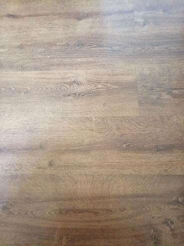 Təbii ağac teksturalı laminat döşəmə örtüyü - Rəng: isti tünd