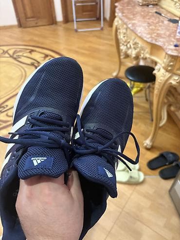 Мужская одежда: Satilir original adidas firmasinin krossovkalari 4-5 defe geyinilib — 1