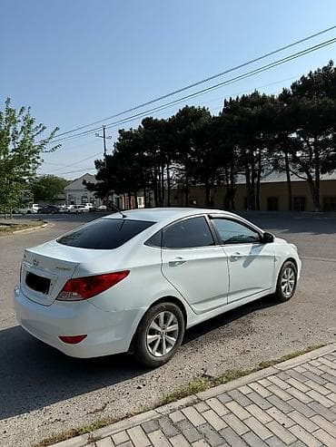 mersedes b klass: Hyundai Accent: 1.4 l | 2012 il Sedan — 4