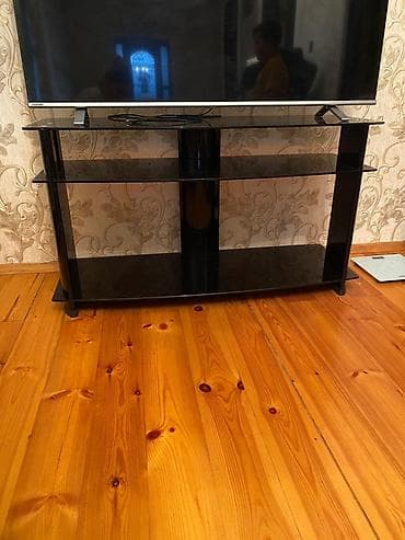 Düz TV altlığı, Polkalı, Şüşəli