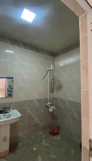 ağ şəhərdə evlərin satışı: Satılır: 3 otaqlı mənzil + mətbəx + 2 eyvan(balkon) Ponarama Mənzərə — 6