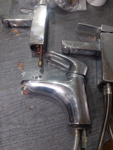 hamam tusu: İki ədəd xrom örtüklü hamam kranı. Hər kranın tək qolu var və su axını — 2