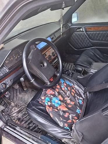 maşınlar vaz: Mercedes-Benz W124 sedan - Korpus: klassik W124 kuzovu, tünd rəng — 1