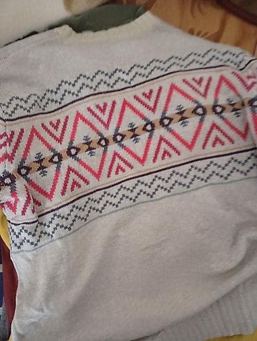 Kişi geyimləri: Kişi geyimləri dəsti 1) Qara kapüşonlu sviter - Ön hissədə “Böhse — 5