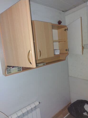 metbex mebli: Taxtadan hazırlanmış, yuxarı hissəsində qapıları şüşəli olan mətbəx — 1