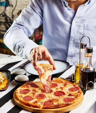 xəngəl sifarişi: Taxta altlıqda təqdim olunan, üzəri pepperoni dilimləri ilə — 1
