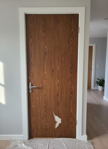 otaq qapisi: İç qapı – taxta əsaslı, ikiüzlü - Ön tərəf: qəhvəyi ağac teksturalı — 1