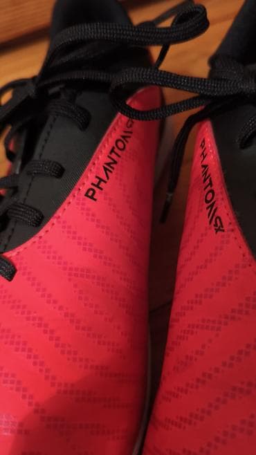 qırmızı makasin: Nike Phantom GX futbol kramponu – süni ot (TF) üçün ideal vezyetdedur — 4