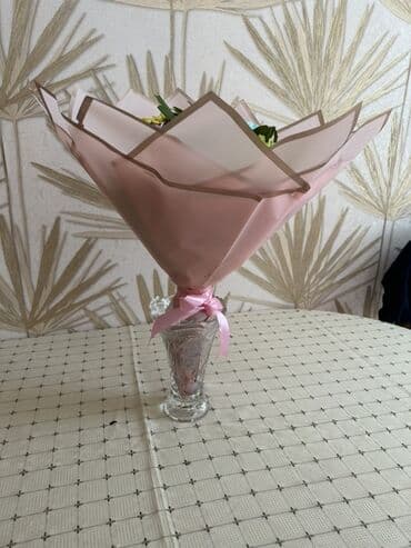 gül salonu: Zərif çəhrayı bükülüşdə buket - Yumşaq mat çəhrayı rəngli, qəhvəyi — 1