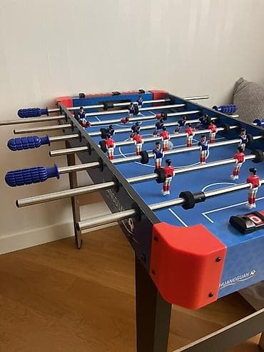 Maskalar, eynəklər: Futbol stol oyunu (foosball) – mavi meydança dizaynı ilə - Tam ölçülü — 2