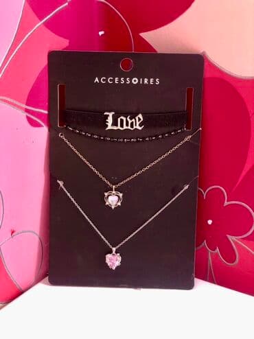 Eynəklər: Bu dəstə müxtəlif üslublarda hazırlanmış üç boyunbağı daxildir. Bir — 1