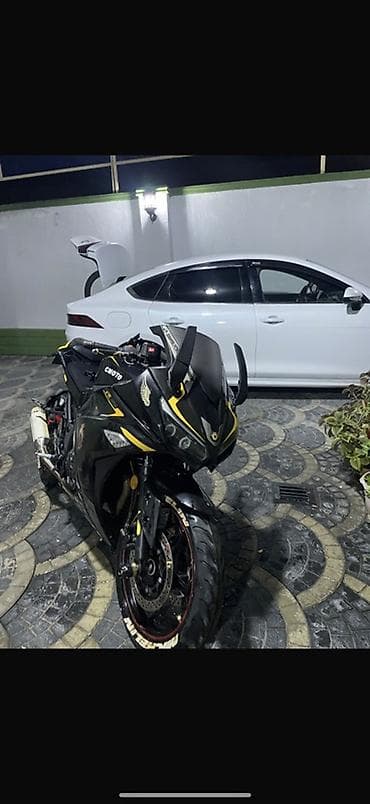 moto bot: Sport tipli motosiklet – qara/sarı rəng kombinində, tam qapanıq ön — 2