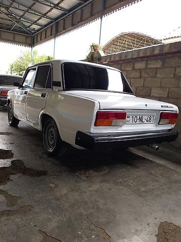VAZ 2107 sedan – klassik arxaötürücülü model. Ağ rəngli kuzov, qara