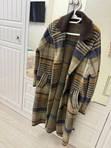 qadınlar üçün iri toxunma papaq: Qadın üçün uzun plaş/palto - Dizayn: Böyük xətli (plaid) naxış – bej — 1