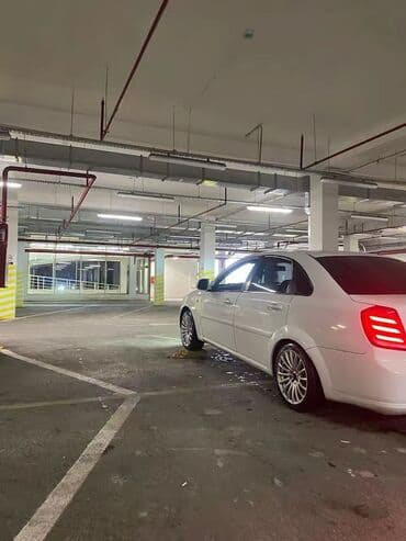 4 goz mercedes: Ağ rəngdə sedan avtomobil Xüsusiyyətlər: - Kuzov: 4 qapılı sedan, ağ — 7