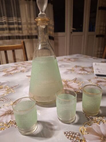 dərin boşqab: Şüşə qab dəsti - 2 ədəd şüşə krujka: qalın divarlı, qulpulu. Üzərində — 9