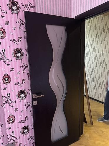 plasmas qapi: Müasir dizaynlı otaq qapısı. Qapı tünd rəngdədir və üzərində dalğavari — 3