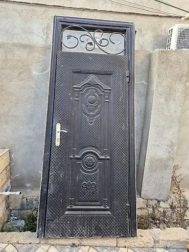 qapi alemi: Dəmir giriş qapısı – dekorativ naxışlı, çərçivəsi və üst transom — 1